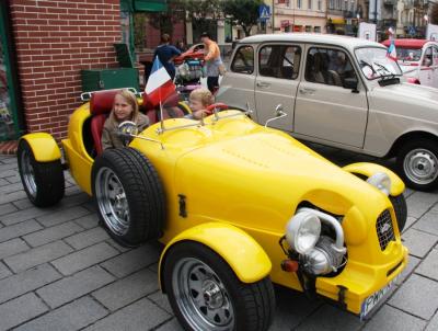 Wystawa zabytkowych samochodów marki Citroën na wrzesińskim Rynku