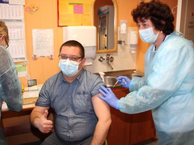 lek. med. Dawid Kaczmarek przyjmuje szczepionkę