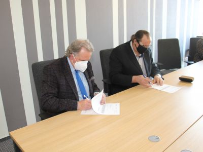 Podpisanie niezbędnej dokumentacji przez starostę oraz dyrektora ZSZ