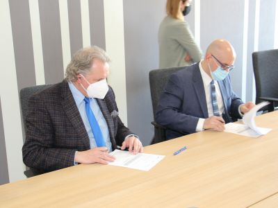 Podpisanie niezbędnej dokumentacji przez starostę oraz dyrektora ZSTiO