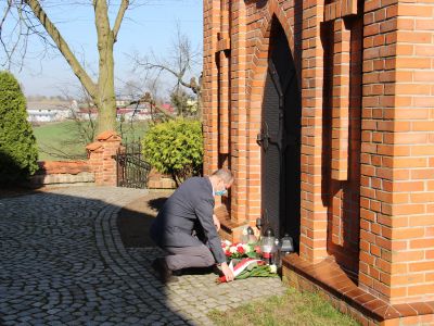 Wicestarosta Waldemar Grzegorek przed grobowcem Grudzielskich