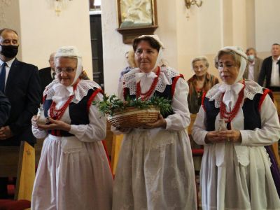 Dary do ołtarza zaniosły członkinie Ziemii Wrzesińskiej