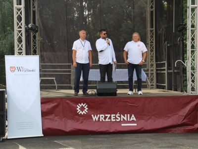 Od lewej: wicestarosta Waldemar Grzegorek, prowadzący Karol Krzeszowiec, starosta Dionizy Jaśniewicz