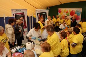 Senior na wychodnym 021