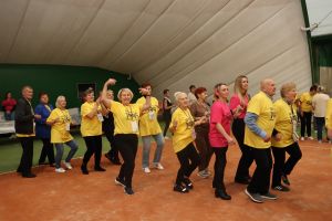 Senior na wychodnym 028