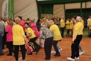 Senior na wychodnym 029