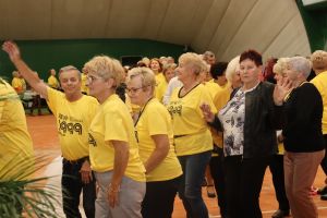 Senior na wychodnym 030