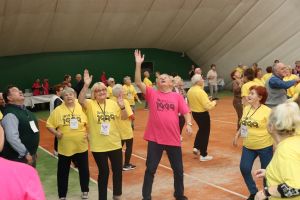 Senior na wychodnym 035