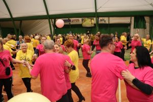 Senior na wychodnym 042