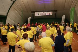 Senior na wychodnym 050