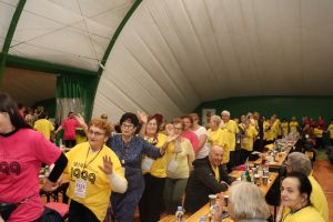 Senior na wychodnym 057