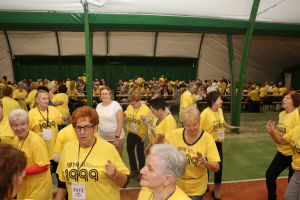 Senior na wychodnym 059