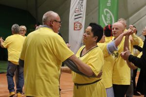 Senior na wychodnym 064