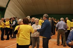 Senior na wychodnym 068
