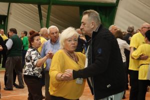 Senior na wychodnym 070