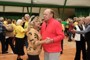 Senior na wychodnym 073