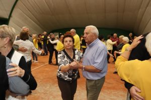 Senior na wychodnym 074
