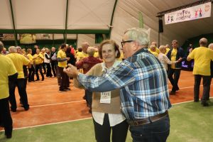 Senior na wychodnym 077