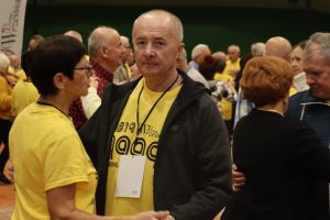 Senior na wychodnym 079