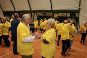Senior na wychodnym 080