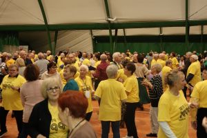 Senior na wychodnym 083