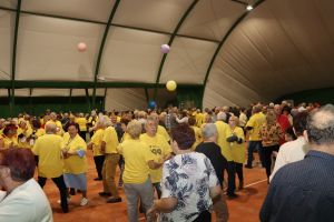 Senior na wychodnym 084