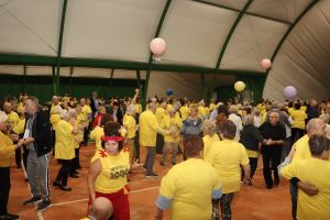 Senior na wychodnym 085