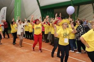 Senior na wychodnym 088