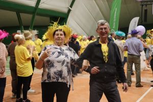 Senior na wychodnym 089