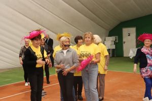 Senior na wychodnym 090