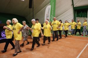 Senior na wychodnym 098