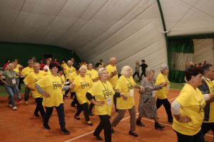 Senior na wychodnym 103