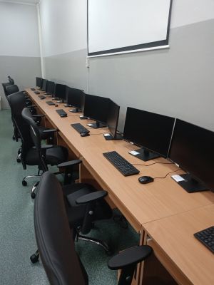 sprzęt komputerowy i fotele 2