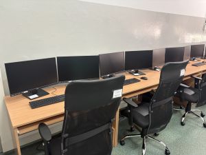sprzęt komputerowy i fotele