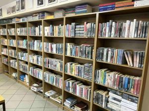 Regał z książkami w ZSP