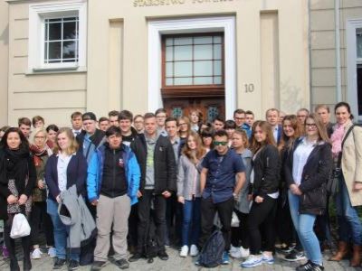 Wizyta młodzieży z Wolfenbüttel - grupowe zdjęcie przed Starostwem