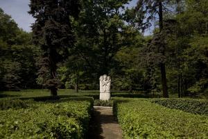 Pomnik za pałacem w Kołaczkowie
