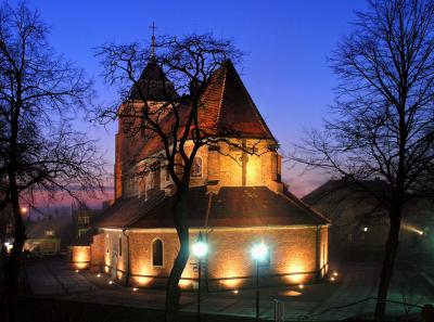 Kościół farny we Wrześni nocą