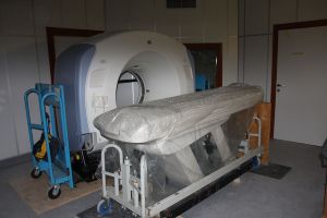 Tomograf komputerowy przygotowany do montażu