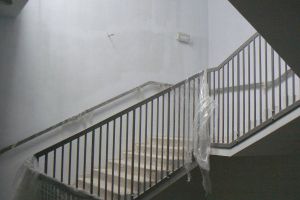 Zamontowane balustrady klatek schodowych
