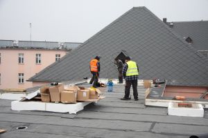 Dach budynku głównego - prace dekarskie