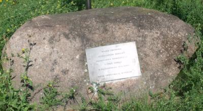 Kamień z umieszczoną we wrześniu 1998 roku tablicą upamiętniającą śmierć i pochówek sokolnickich Niemców