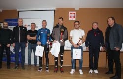 Wręczanie nagród po zakończeniu rywalizacji sportowej (3)