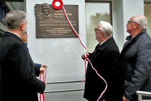 Moment odsłonięcia tablicy