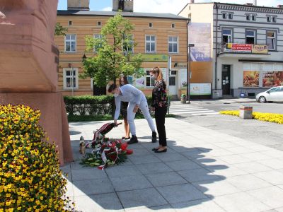 Delegacja Młodzieżowej Rady Powiatu składa wiązankę