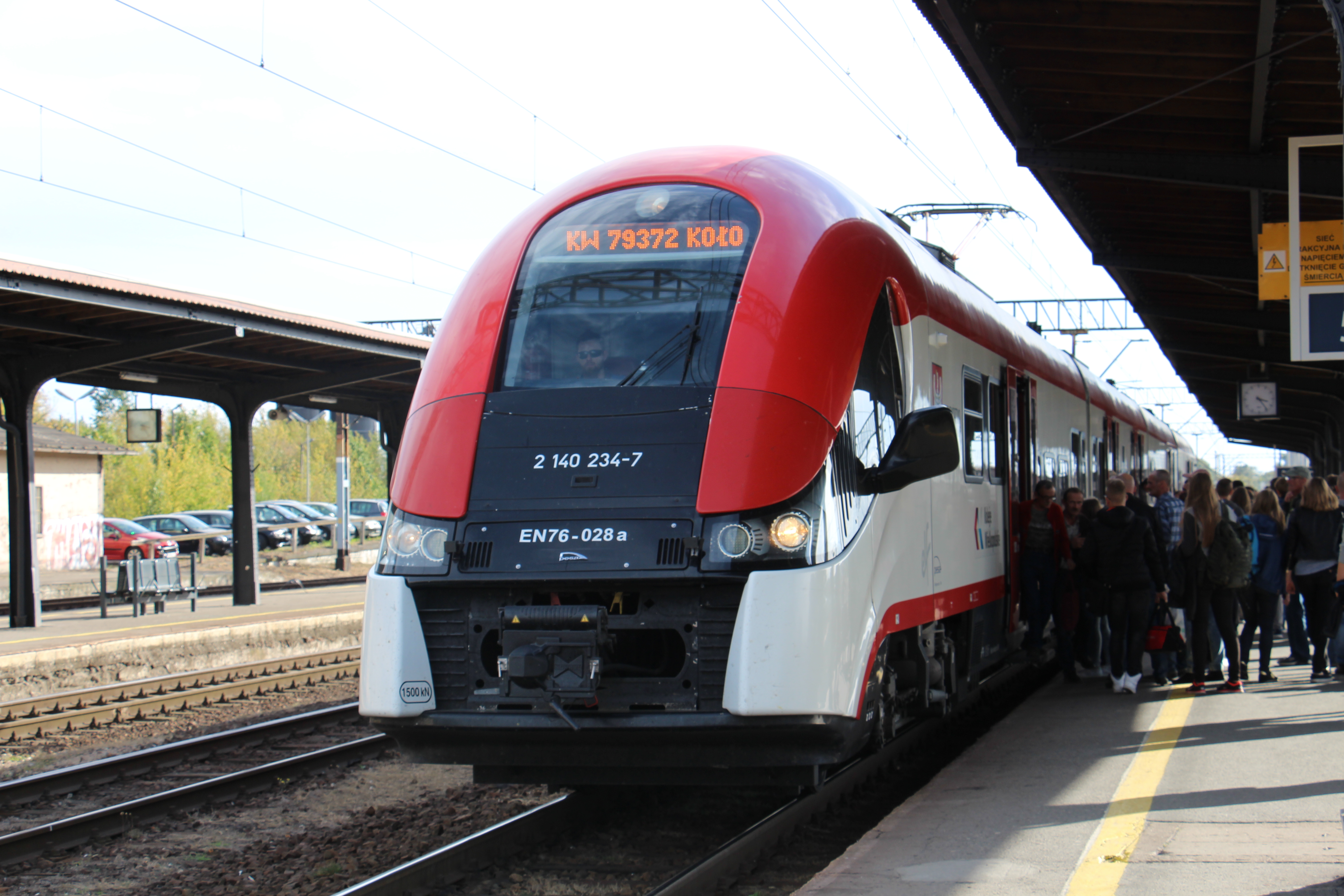 Pociąg Kolei Wielkopolskich na peronie